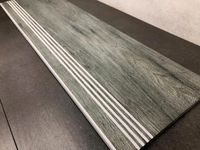 Szare drewnopodobne płytki na schody 100x300 rowki