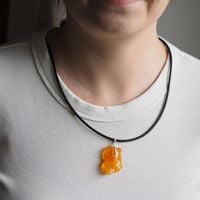 Naszyjnik na rzemieniu - Bursztyn i srebro