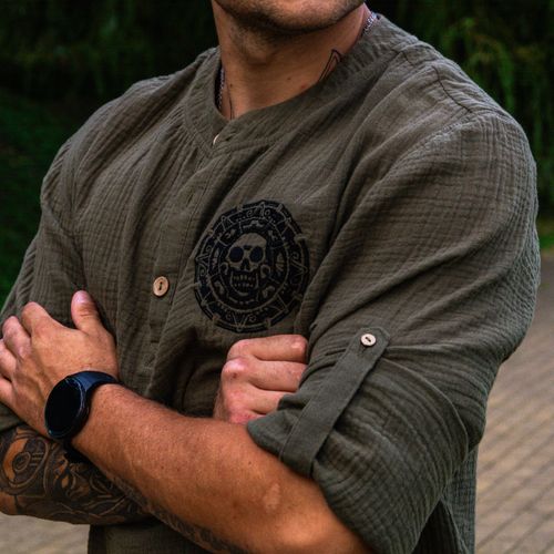 Męska bawełniana koszulka z haftowanym motywem Piratów na Arena.pl