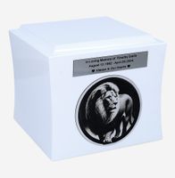 Urna z motywem lwa Urna kremacyjna Król Lew Biała / Plakietka
