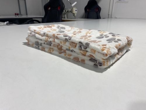 koc polarowy 100x70 cm łapy jasne na Arena.pl