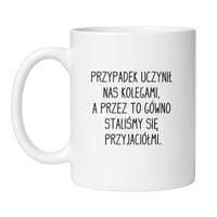 KUBEK "PRZYPADEK UCZYNIŁ NAS KOLEGAMI, A PRZEZ TO GÓWNO STALIŚMY SIĘ PRZYJACIÓŁMI" Wzór - Klasyczny Biały 330 ml