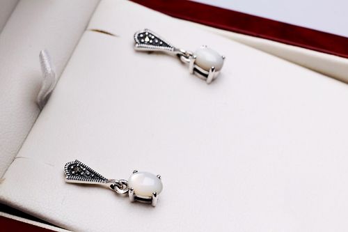 srebrne kolczyki wiszące z masą perłową i markazytami - kdm3434 na Arena.pl