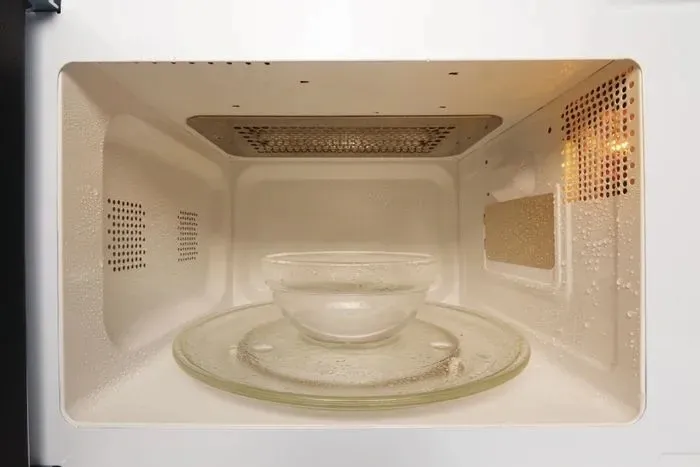 Kuchenka mikrofalowa Gorenje MO17E1W 700W 17l Biała 5poziomów mocy AquaClea zdjęcie 9