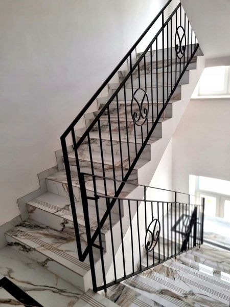 Schody z marmuru gres WYSOKI POLER 120x30 Calacata zdjęcie 1