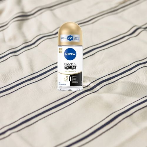 NIVEA Black&White Invisible Silky Smooth Antyperspirant roll-on 4 x 50 ml na Arena.pl