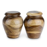 Zestaw drewnianych relikwiarzy na prochy zmarłej osoby / Plakietki