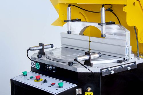 Półautomatyczna przecinarka Piła tarczowa do cięcia profili 4kW ze stołami na Arena.pl