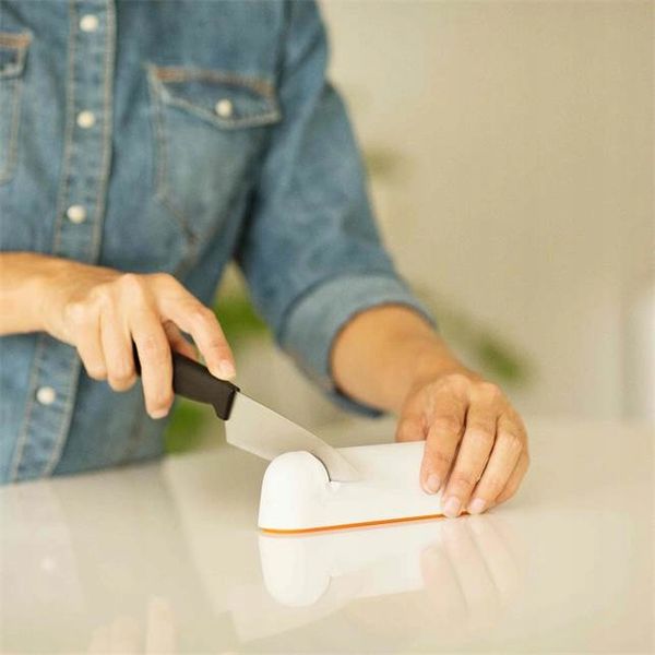 FISKARS OSTRZAŁKA DO NOŻY ROLL-SHARP BIAŁA FUNCTIONAL FORM zdjęcie 3