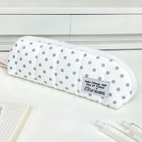 Piórnik z paskiem na rękę w kropki białe