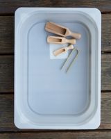 Pojemnik z nabierakami i szczypcami