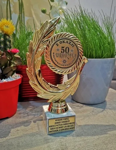 Statuetka Złoty Laur dla Mamy Taty z okazji 50 urodzin urodziny CYFRA 50 zdjęcie 2