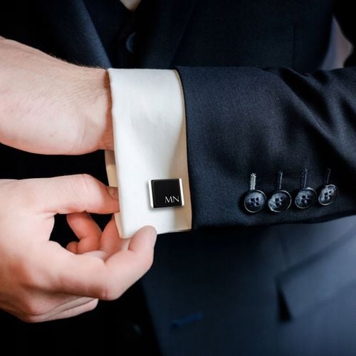 Modne spinki do mankietów z grawerem na Onyksie na Arena.pl