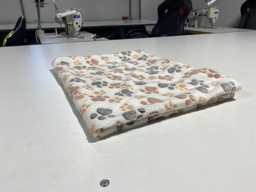 koc polarowy 100x70 cm łapy jasne na Arena.pl