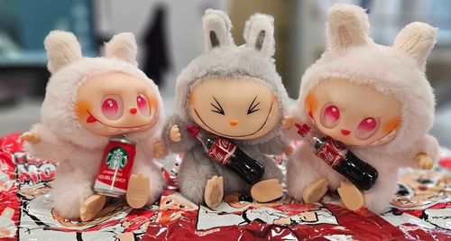 LABUBU COCA-COLA THE MONSTER BRELOK MASKOTKA PLUSZOWA KOLEKCJONERSKA na Arena.pl