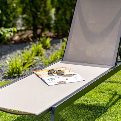 Leżak ogrodowy beżowy wygodny z aluminium rozkładany Leżanka na taras 60 cm na Arena.pl