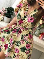 Rosa Polska sukienka w kwiaty, krótkimi ozdobnymi rękawkami