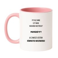 KUBEK "PYTASZ MNIE CZY MAM WAHANIA NASTROJU? NIGDY! JA ZAWSZE JESTEM RÓWNIUTKO WKURWIONA" Wzór - Klasyczny Biało-Różowy 330 ml