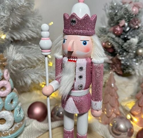 Figurka Świąteczna Dziadek do Orzechów 30CM biało-różowy Nutcracker na Arena.pl