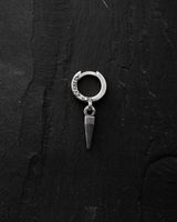 Srebrny kolczyk AKRA