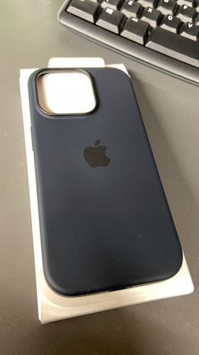 Plecki Apple do Apple iPhone 16 Pro SILICONE czarny na Arena.pl