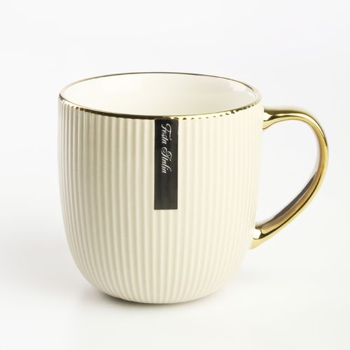 PORCELANOWY KUBEK NA KAWĘ HERBATĘ BEŻOWY ZDOBIONY ZE ZŁOTYM UCHEM 400ML na Arena.pl