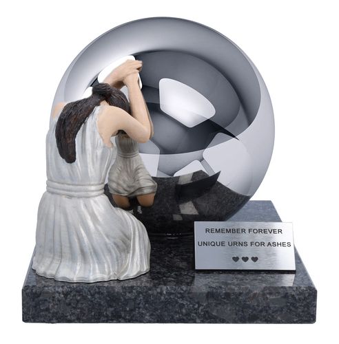 Urna „Smutek” z pogrążoną w żałobie kobietą – artystyczny hołd / Design 2 na Arena.pl