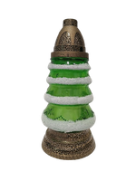 Znicz Bożonarodzeniowy zielony z oprószonym śniegiem  w kształcie choinki.