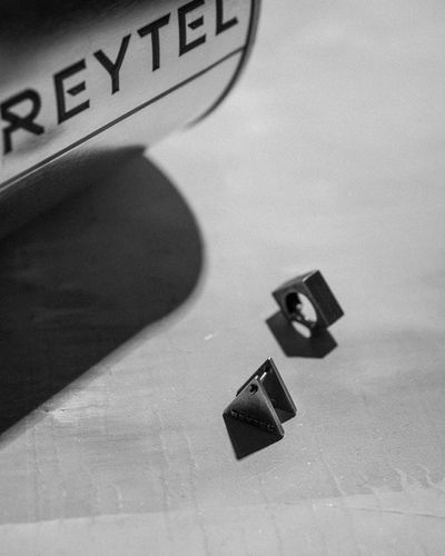 Srebrny kolczyk THE ROCK na Arena.pl