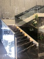 Czarne schody z marmuru, płytki polerowane 100x30