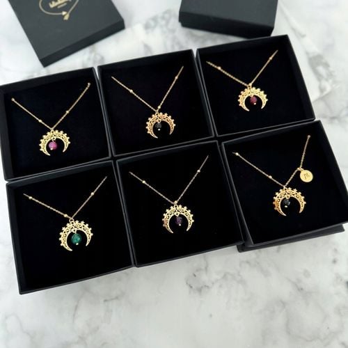 Naszyjnik z ażurowym księżycem i jadeitem zielonym stal pozłacana prezent na Arena.pl