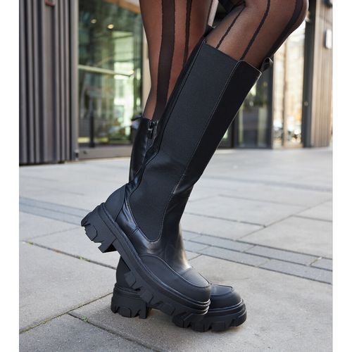 Czarne masywne kozaki z bieżnikiem r.41 na Arena.pl