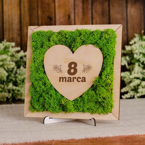 Prezent na Dzień Kobiet serce wykończone chrobotkiem w pudełku na Arena.pl