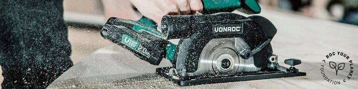 VONROC Excentrische poetsmachine – 1050W – 150MM – Soft start – Incl. 4 schijven, steunschijf & tas