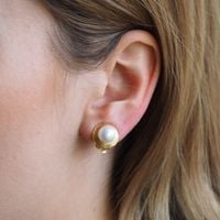 Klipsy - Perły białe koło 8 mm w złoconym srebrze młotkowanym