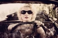 FOTOTAPETA KOBIETA ZA KIEROWNICĄ VINTAGE