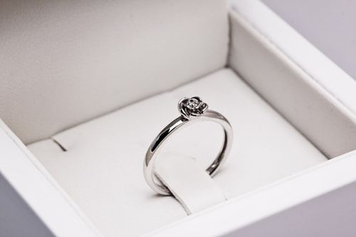 Złoty pierścionek PBD3748W - Diament na Arena.pl