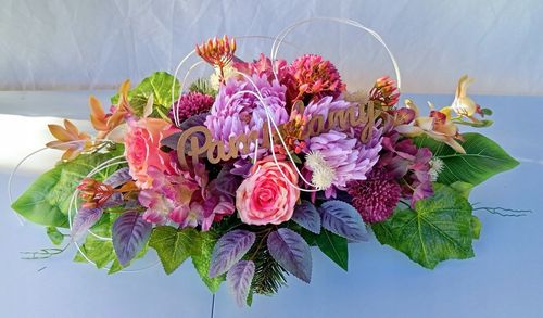 Kompozycja nagrobna różowo-fioletowa z napisem Pamiętamy na Arena.pl