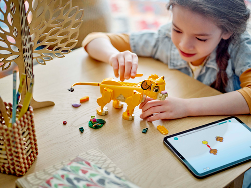 LEGO Disney Król Lew - lwiątko Simba ruchomy model 43243 na Arena.pl