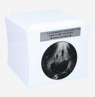 Urna z wrakiem statku morskiego Urna na prochy Biała / Plakietka