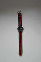 Zegarek na rękę czarno-czerwony pasek pomysł na prezent