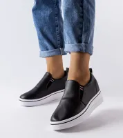 Czarne trampki na koturnie Dionisia 40