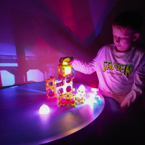 KLOCKI MAGNETYCZNE KONSTRUKCYJNE ŚWIECĄCY TOR Dla Dzieci MAGNETIC TILES 75 na Arena.pl