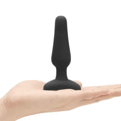 b-vibe novice plug black - kompaktowa maszyna intymna z pilotem na Arena.pl