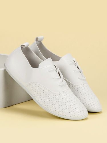 BIAŁE WIĄZANE TRAMPKI Rozmiar - 40 na Arena.pl