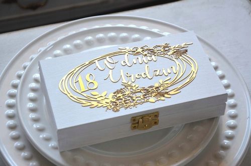 Pudełko na Pieniądze Prezent na 18 urodziny OSIEMNASTKA CZARNE BIAŁE na Arena.pl