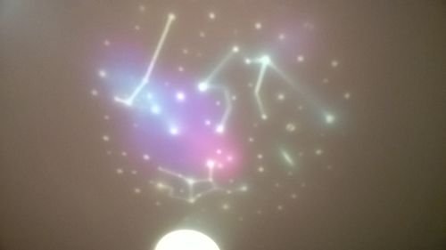 Lampka nocna z projektorem i zegarem - ecru/beż na Arena.pl