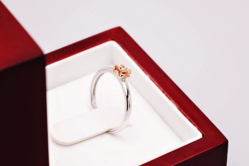 pierścionek różyczka z białego złota z diamentem na Arena.pl