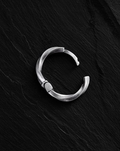 Srebrny kolczyk-kółko THE SPIRAL OF TIME na Arena.pl