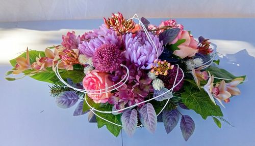 Kompozycja nagrobna różowo-fioletowa z napisem Pamiętamy na Arena.pl